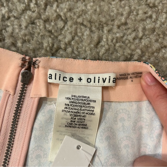 NWT ALICE + OLIVIA Floral Pattern Mini Shorts with Back Zip Closure - Picture 3 of 5